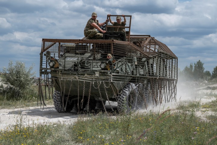Miembros de la 81.ª Brigada Aeromóvil Separada Slobozhanska de las Fuerzas Armadas de Ucrania conducen un vehículo blindado de transporte de personal Stryker durante ejercicios militares en un campo de entrenamiento cerca de la línea del frente, en medio del ataque ruso a Ucrania, en la región de Donetsk. Foto Reuters