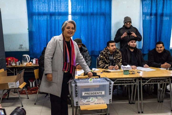 Jeannette Jara votó este domingo y se convirtió en la candidata del oficialismo para suceder a Gabriel Boric. Foto Cristóbal Olivares/Bloomberg