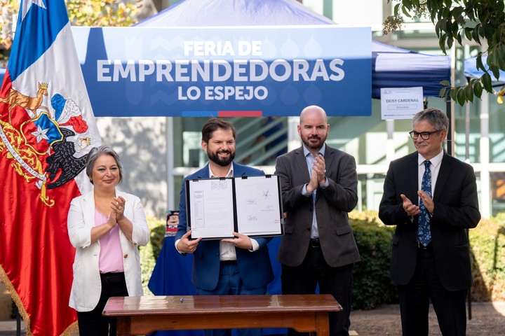Gabriel Boric junto a Jeannette Jara, entonces ministra de Trabajo. 