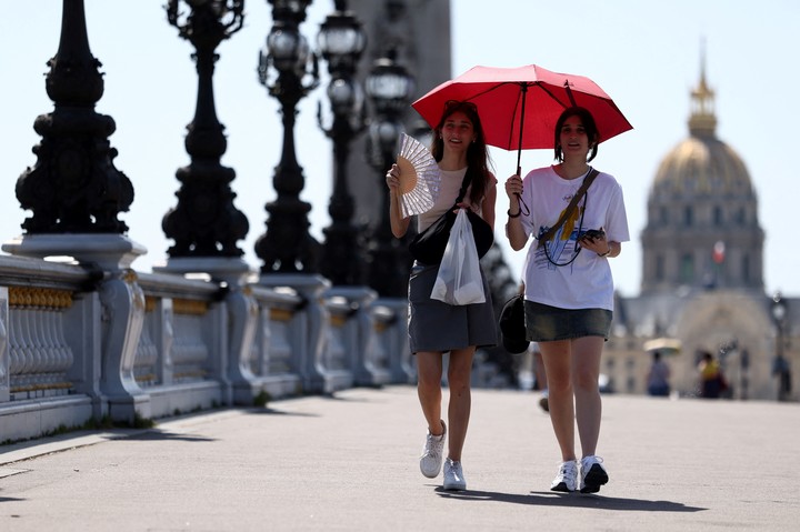 Los paraguas sirvieron este martes para protegerse del sol en París. Foto: REUTERS 