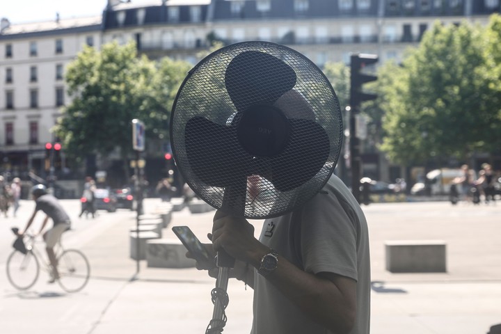 Un ventilador portátil, para pasar la ola de calor en París. Foto: EFE  
