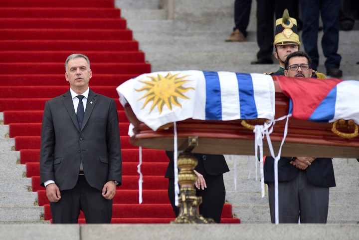 Yamandú Orsi despide los restos de su mentor, el ex presidente de Uruguay, José "Pepe" Mujica". Foto: Reuters/Martín Varela Umpierrez