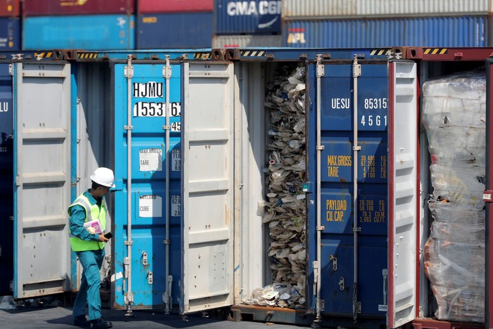 Un funcionario malasio inspecciona un contenedor lleno de residuos plásticos antes de enviarlo al Westport en Port Klang, Malasia. La práctica de países avanzados como Estados Unidos, Canadá y Japón de enviar sus residuos no reciclables a países más pobres es "tremendamente injusta" y debe terminar, dijo el primer ministro de Malasia, Mahathir Mohamad, en Tokio el jueves 30 de mayo de 2019. Sus comentarios se produjeron días después de que su gobierno anunciara planes para devolver miles de toneladas de residuos plásticos importados a su lugar de origen. (AP Photo/Vincent Thian, Archivo)