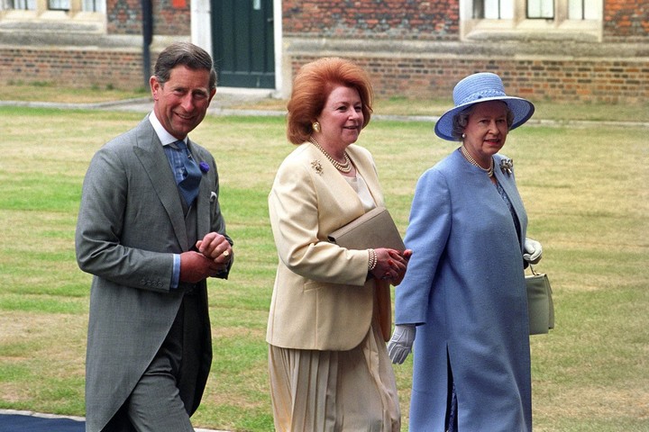 Lady Elizabeth Anson junto a Carlos y la reina, en 1995. Foto: AP
