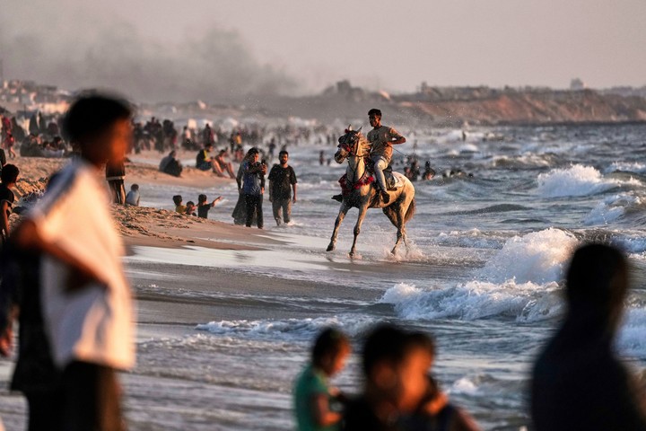 Un palestino monta a caballo en el paseo marítimo al atardecer en la ciudad de Gaza. Foto AP
