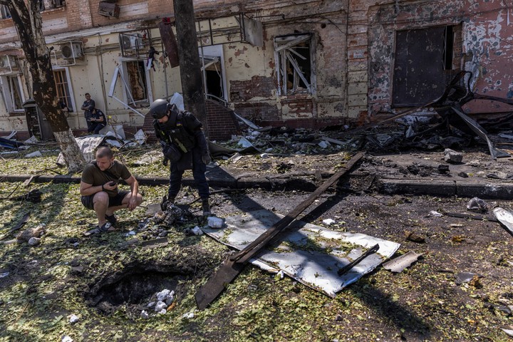 Funcionarios ucranianos recogen fragmentos de un dron ruso Shahed que explotó tras múltiples ataques en Járkov, Ucrania, el 7 de julio de 2025. El presidente ruso, Vladímir Putin, está convencido de que la superioridad de Moscú en el campo de batalla está creciendo y de que las defensas de Ucrania podrían colapsar en los próximos meses, según fuentes cercanas al Kremlin. (David Guttenfelder/The New York Times)
