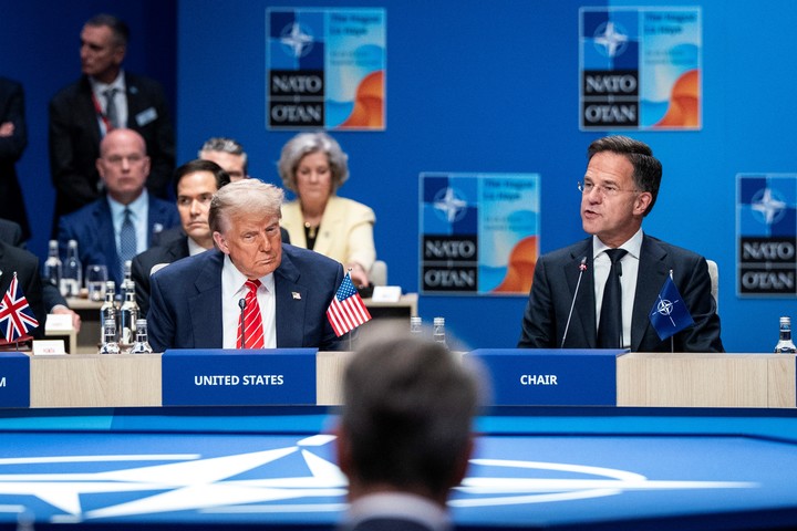 El Secretario General de la OTAN, Mark Rutte (derecha), habla mientras el presidente Donald Trump escucha durante una sesión de la OTAN en La Haya, Países Bajos, el 25 de junio de 2025. El martes 8 de julio de 2025, Trump desató semanas de frustración con el presidente ruso, Vladimir Putin, por lo que describió como gestos "sin sentido" hacia la paz, un día después de que Trump anunciara que Estados Unidos reanudaría el envío de municiones para ayudar a Ucrania a repeler la invasión rusa que ya lleva varios años. (Haiyun Jiang/The New York Times)