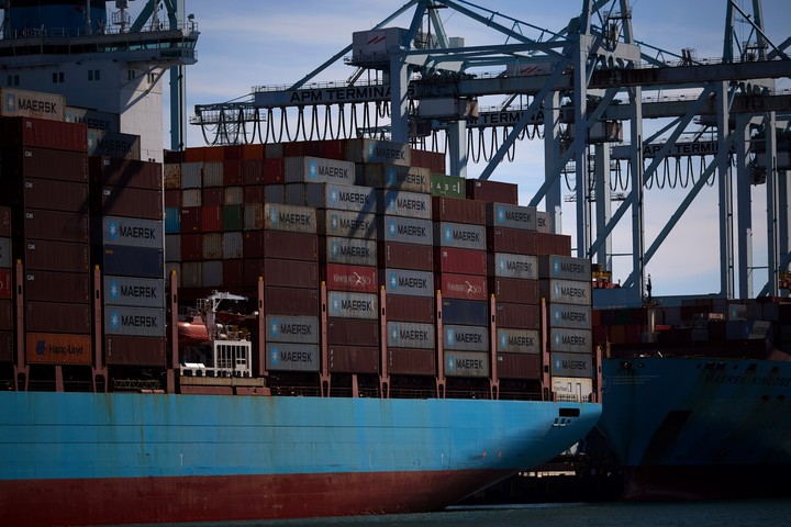 Contenedores en el puerto de Los Angeles, California, punto central del intercambio comercial en EE.UU. Foto: EFE