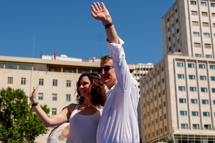 La presidenta de la comunidad de Madrid, Isabel Díaz Ayuso, con el líder del PP, Alberto Núñez Feijóo, en un acto a fines de junio. Foto: EFE 