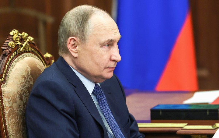 El presidente ruso, Vladímir Putin, se reúne con el presidente de la Asociación Rusa de Productores de Fertilizantes, Andrey Guryev, en el Kremlin de Moscú. Foto AP