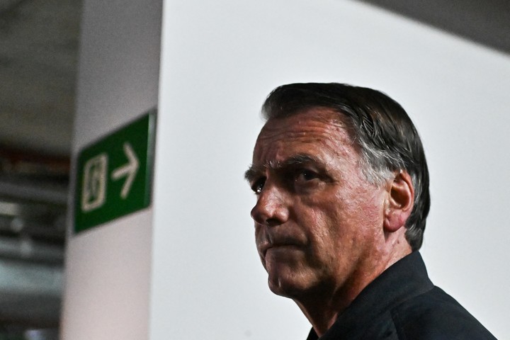 El ex presidente de Brasil Jair Bolsonaro, juzgado por intento de golpe de Estado, debe llevar desde el viernes una tobillera electrónica. Foto: EFE   