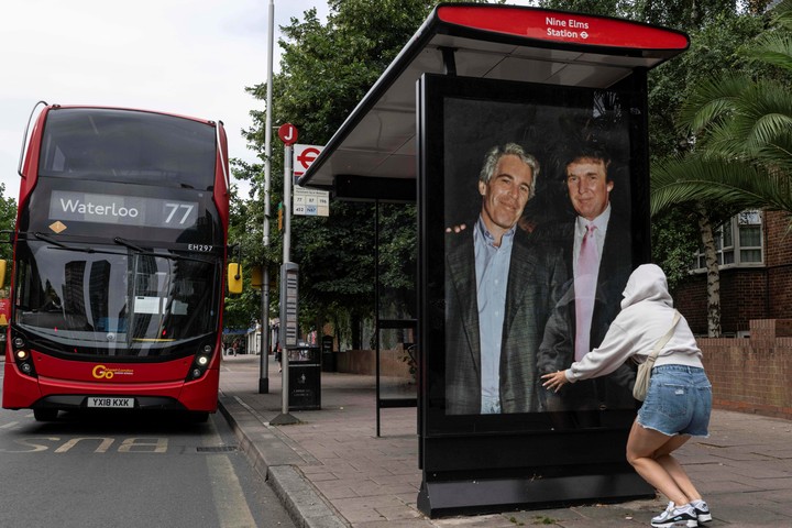 Activistas colocaron un cartel que mostraba al presidente Donald Trump y a Jeffrey Epstein cerca de la embajada de Estados Unidos en Londres. Foto AP