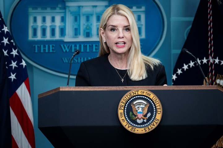 La fiscal general Pam Bondi habla durante una conferencia de prensa en la Casa Blanca. Foto: Pete Marovich/The New York Times