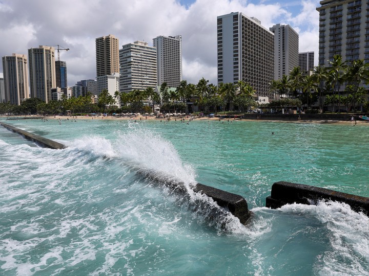 Olas potentes golpean en la playa Waikiki, en Honolulu, Hawaii, este miércoles. Foto: REUTERS 