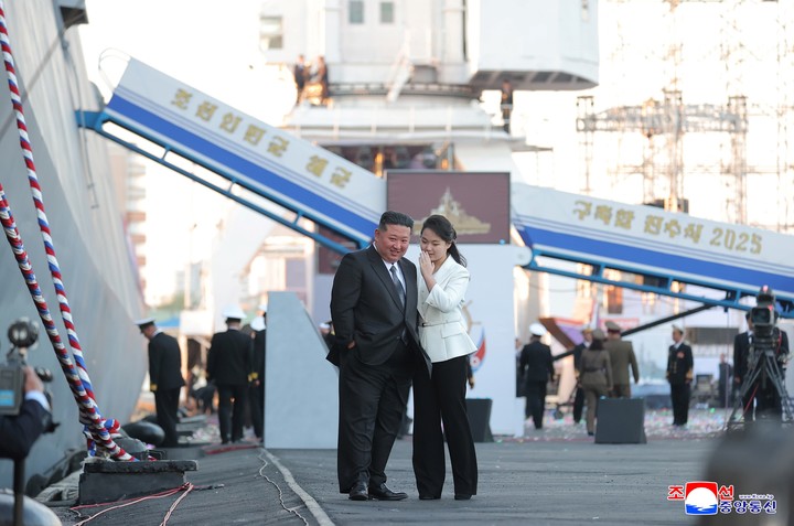 El líder norcoreano Kim Jong-un y a su hija Kim Ju-ae en el Astillero Nampho. Foto Rueters