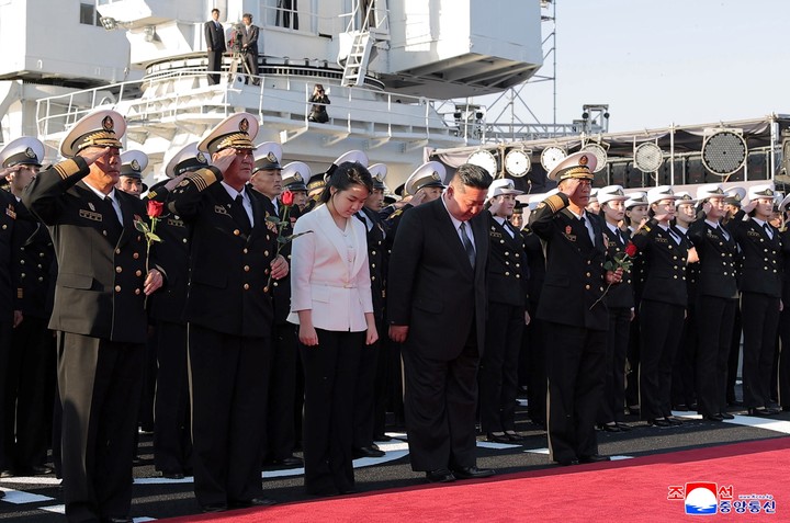 El líder norcoreano Kim Jong-un y a su hija Kim Ju-ae asistiendo a la ceremonia de botadura de un destructor recién construido en el Astillero Nampho. Foto Reuters