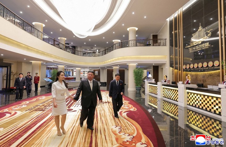 El líder norcoreano Kim Jong-un y su hija Kim Ju-ae caminan dentro de un hotel durante una ceremonia para celebrar la finalización de la Zona Turística Costera de Wonsan-Kalma, en Wonsan. Foto EFE