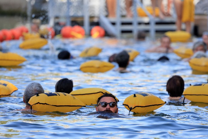 Por las altas temperaturas, se puede nadar en el río Sena, en París, hasta última hora. Foto: REUTERS