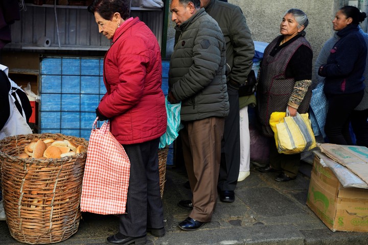 Fila para comprar el "pan de batalla" en una esquina de  La Paz, Bolivia. Foto: AP/Juan Karita