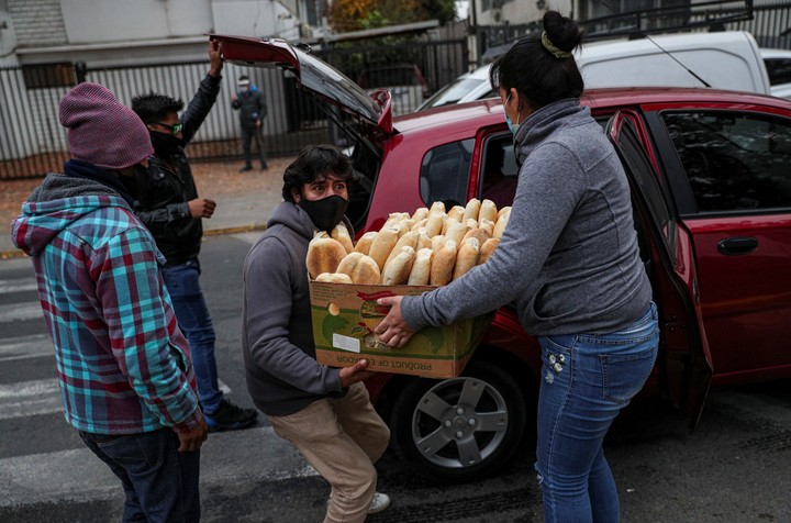 El pan se vende en panaderías y en puestos callejeros ambulantes por toda La Paz, Bolivia. Foto: AP/Esteban Felix