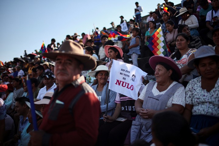 Seguidores de Evo Morales, piden por el voto nulo en Cochabamba, Bolivia. Foto: Reuters/Agustin Marcarian