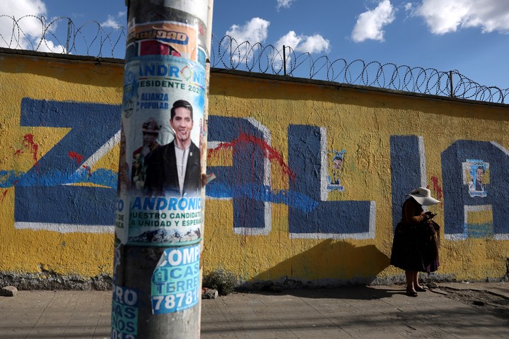 Afiches de Andrónico Rodríguez, en El Alto, Bolivia. Foto: Reuters/Pilar Olivares