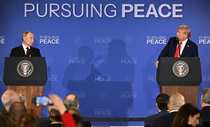 Sin dar mayores detalles de la reunión, Putin y Trump le hablaron a la prensa, pero no recibieron preguntas. Foto: EFE