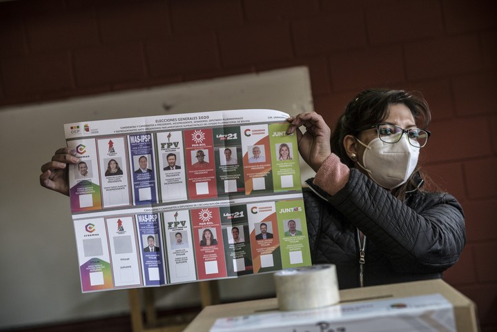 Así es la boleta única de papel para votar presidente en Bolivia. Foto: Bloomberg/Marcelo Pérez del Carpio