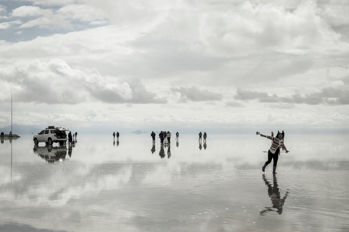 Turistas visitan el salar de Uyuni, en el departamento de Potosí, Bolivia. Foto: EFE/ Esteban Biba
