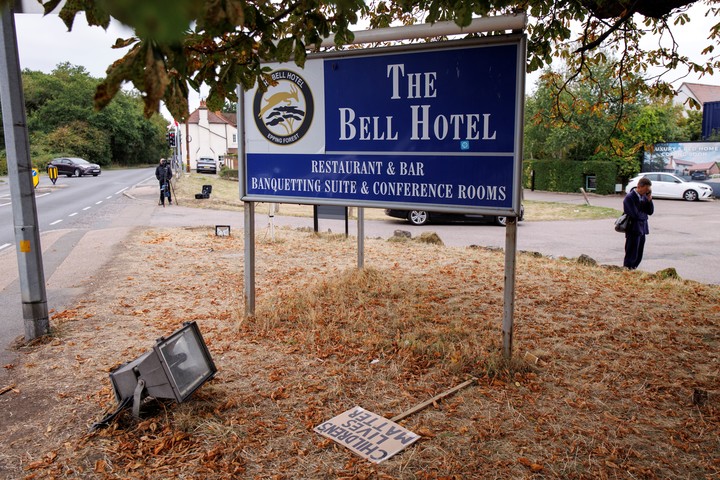 Un cartel de protesta quedó tirado en el piso tras una manifestación frente al hotel. Foto:  EFE
