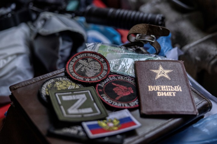 Trofeos de guerra capturados por las tropas ucranianas a los soldados rusos. Foto Finbarr O’Reilly-