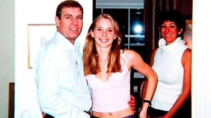 Giuffre fue fotografiada a los 17 años con el duque de York, bajo la mirada de Ghislaine Maxwell.