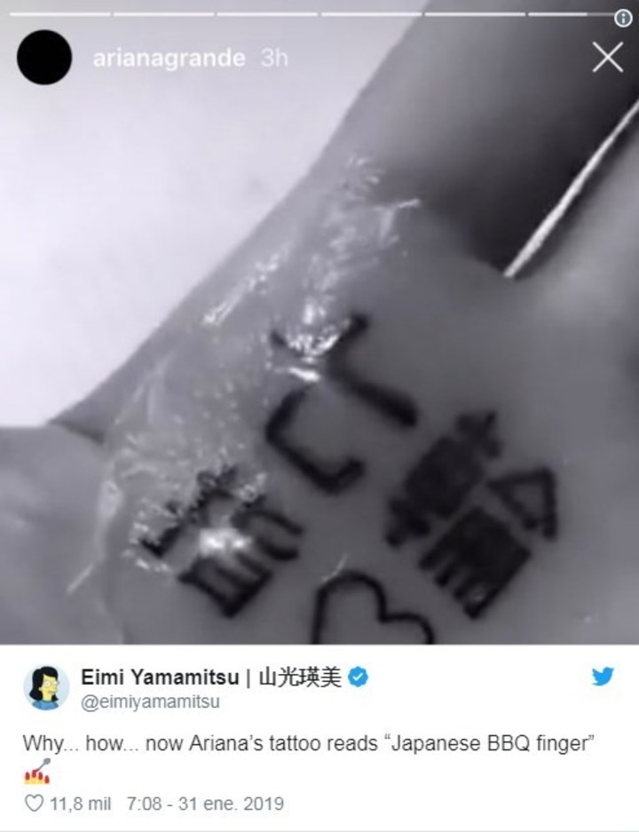 Ariana Grande cometió un error al tatuarse.