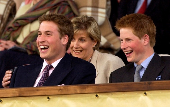 La imagen de junio de  2002 file photo, muestra a los príncipes William y Harry.  Detras, Lady Di. AP 