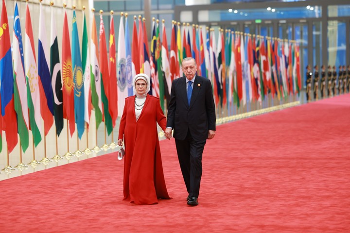 El presidente turco, Recep Tayyip Erdogan, y su esposa llegan al Centro de Convenciones y Exposiciones de Meijiang para un banquete de bienvenida, en Tianjin, en el norte de China, el 31 de agosto de 2025. Foto Xinhua