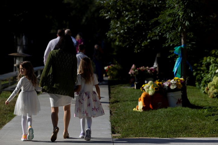 Una familia entra a misa frente a la Iglesia Católica de la Anunciación tras el tiroteo en la escuela de Minneapolis. Foto AP