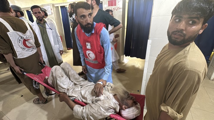 Un hombre herido es llevado al hospital en Jalalabad. Foto: EFE