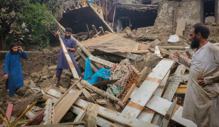 Afganos buscan rescatar sus pertenencias. Foto: Reuters