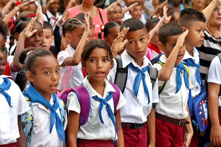 Estudiantes participan en actividades escolares este lunes, en La Habana (Cuba).  Foto EFE