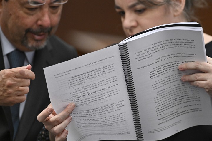 El abogado de Jair Bolsonaro, Celso Vilardi (izq.), revisa documentos durante el juicio, este miércoles. Foto: EFE 