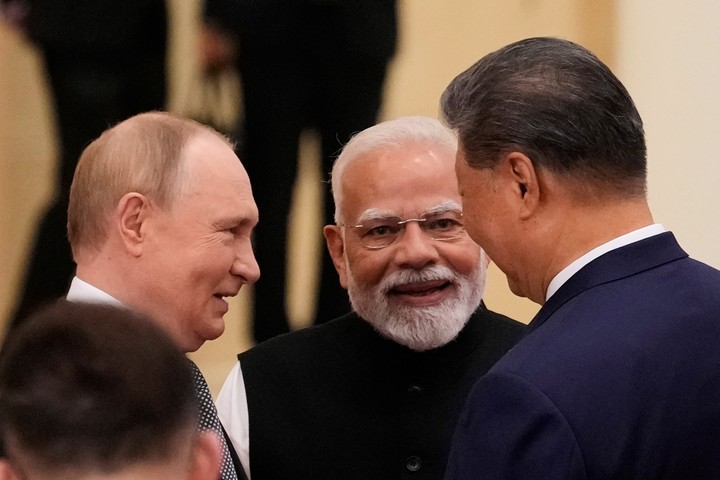El autócrata ruso Vladimir Putin, el premier indio, Narendra Modi y el líder chino, Xi Jinping. AP