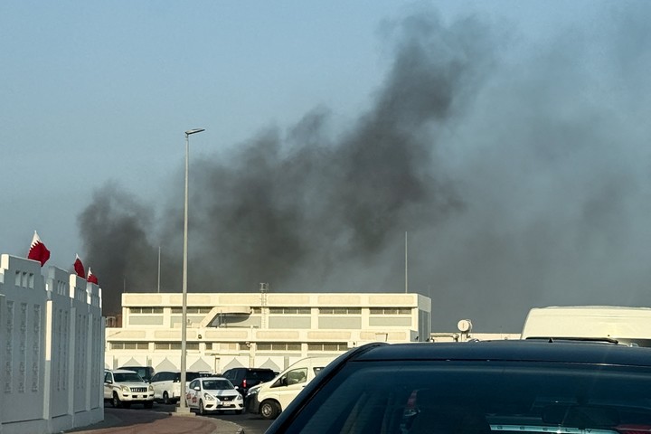 Humo sobre un edificio de Doha, tras un ataque de Israel en la capital de Qatar, este martes. Foto: REUTERS 