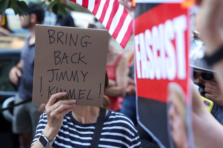 Carteles pidiendo la vuelta de Jimmy Kimmel, durante protestas frente a las oficinas de ABC. Foto: EFE