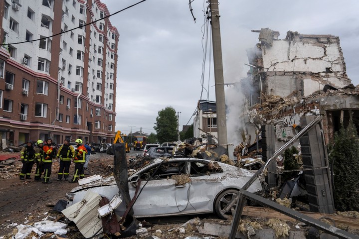 Rescatistas trabajan entre los escombros tras un ataque ruso contra una zona residencial en Kiev. Foto EFE