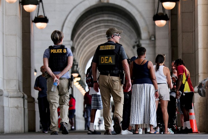 Agentes federales de la Administración de Control de Drogas (DEA) patrullan en Union Station. Foto Reuters