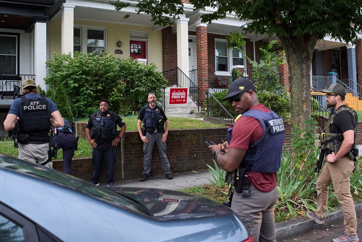 La Policía de la Oficina de Alcohol, Tabaco, Armas de Fuego y Explosivos (ATF), la Policía Metropolitana y el Servicio de Alguaciles de EE. UU. asisten a un operativo por una orden judicial, en Washington. Foto AP