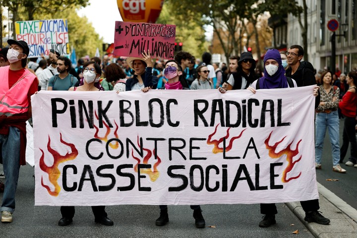 Carteles contra la "destrucción social" en la marcha de este jueves. Foto: Reuters