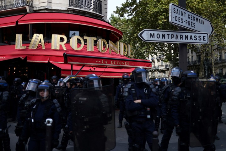 El restaurante La Rotonde, el favorito del presidente Emmanuel Macron, blindado. Foto: Reuters