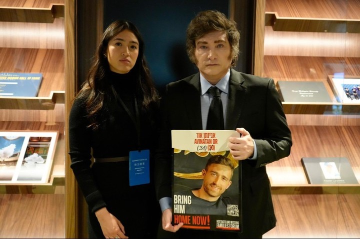 Javier Milei junto a Noa Argamani, que fue secuestrada por terroristas de Hamas junto a su pareja, Avinatan Or.