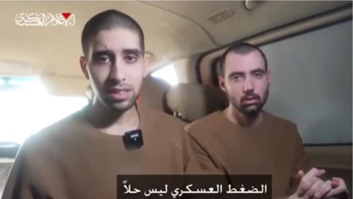 Un video publicado por Hamas muestra a Evyatar David y Guy Gilboa-Dalal presenciando la liberación de otros rehenes, en febrero de 2025. Foto  HAMAS AL-AQSA TV